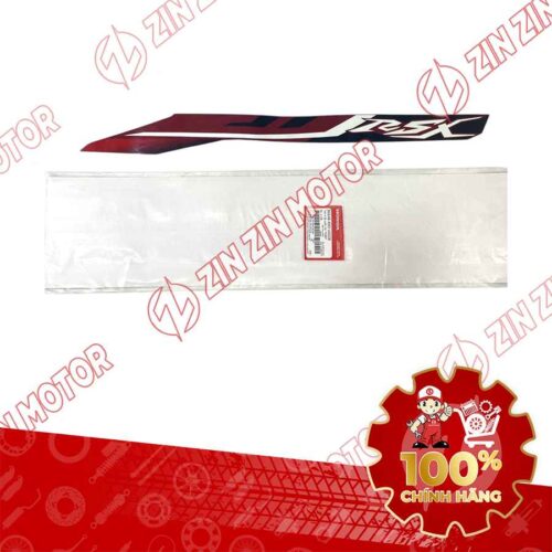 TEM ỐP SƯỜN WAVE RSX 2023 PHIÊN BẢN TIÊU CHUẨN BÁNH CĂM PHANH CƠ (XE ĐỎ ĐEN) TRÁI TRÊN 86648K90VK0ZB CHÍNH HÃNG